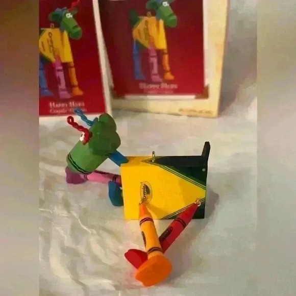 Hallmark Keepsake Christmas 2005 HAPPY HUES Crayola Crayon Reindeer Ornament NEW - Picture 4 of 6